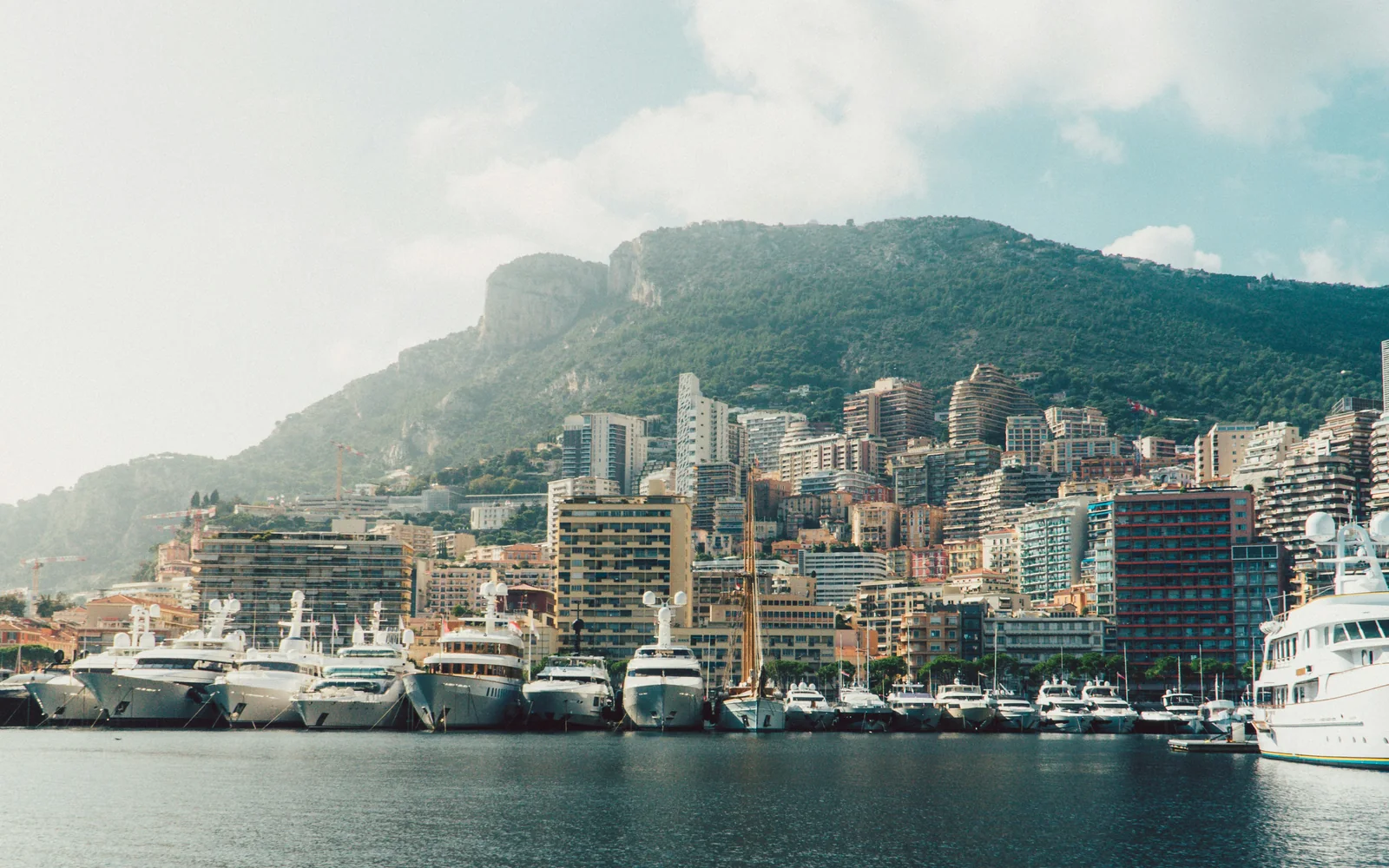 Vue de Monaco depuis le port